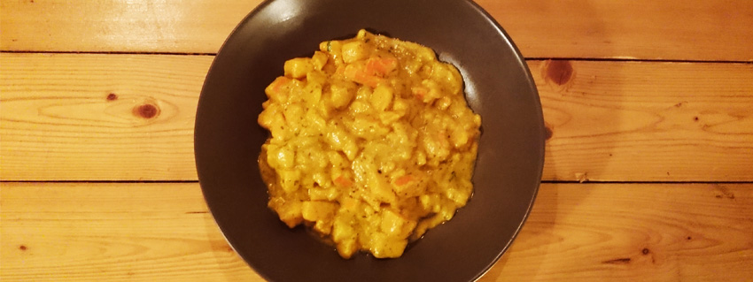 Rezept für kräftiges veganes Curry mit Kürbis, Kokosmilch und Süßkartoffeln