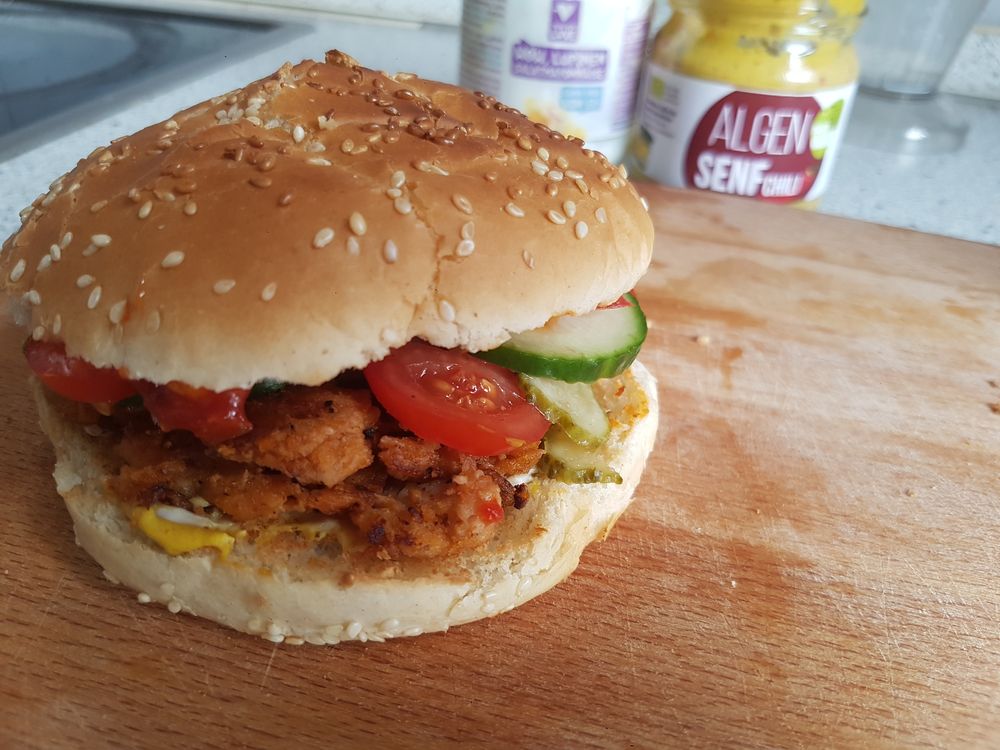 Pulled Soy BBQ-Limetten Burger mit karamellisierten Charlotten vegan